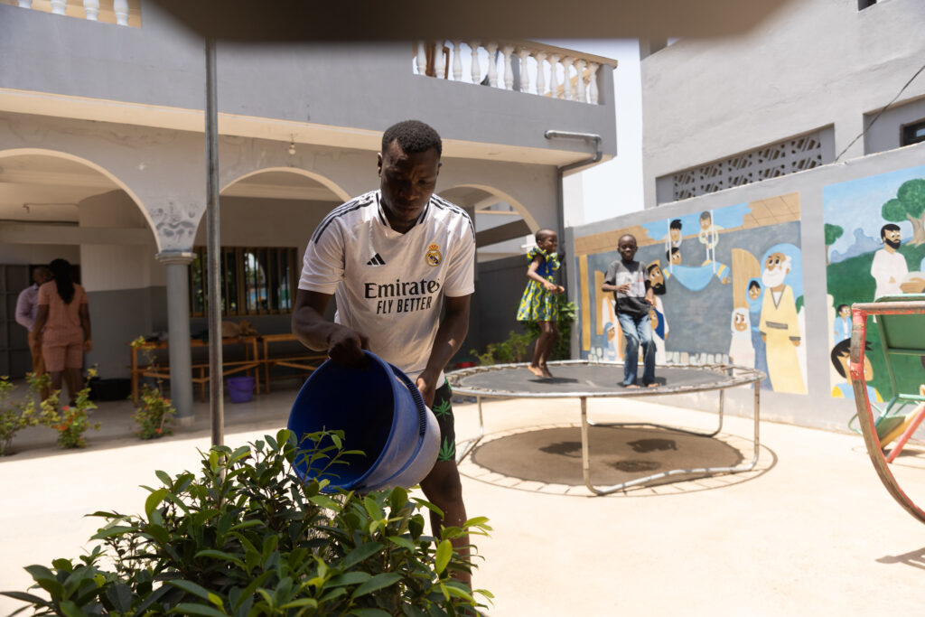Kinderen op de binnenplaats van het weeshuis
