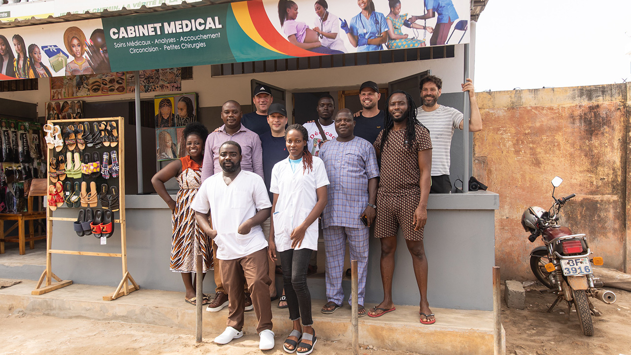 De dokterspost met op de voorgrond vertegenwoordigers van de stichting en medisch personeel