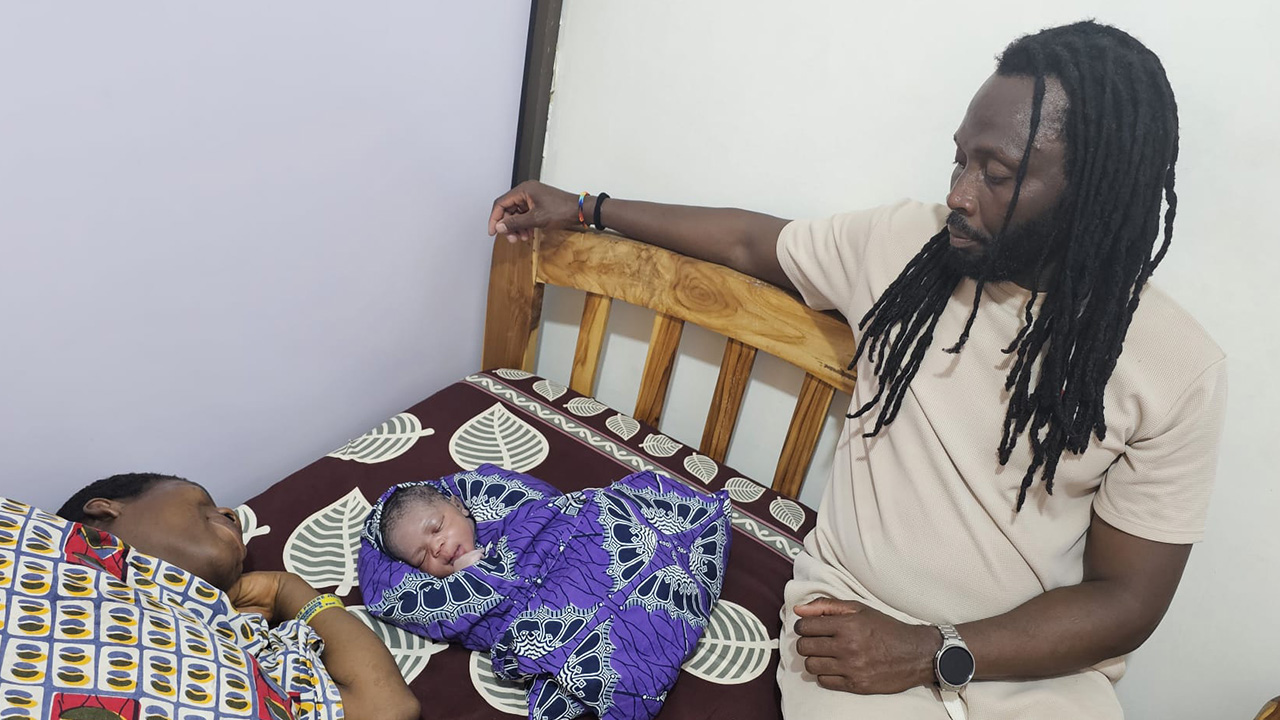 Toundé bij de moeder en de baby in het nieuwe geboortehuis