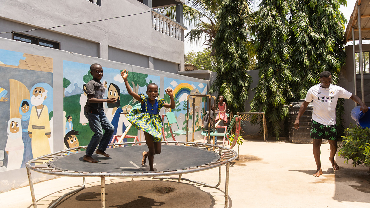 Kinderen spelen op de binnenplaats van het weeshuis