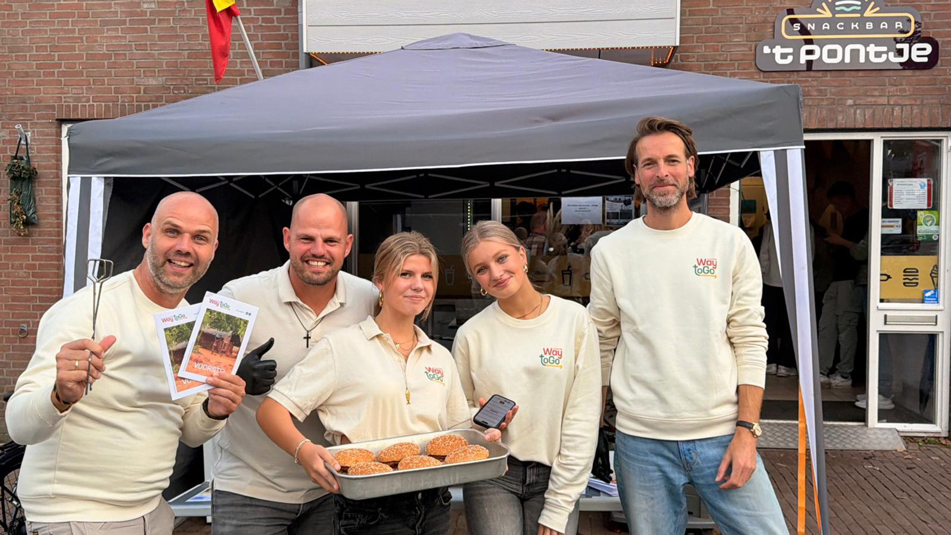 Hamburgers bakken bij snackbar 't Pontje