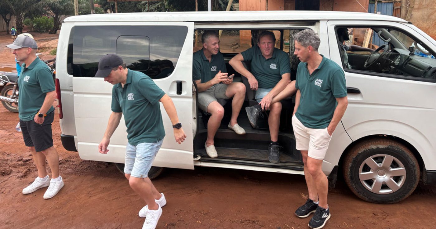 Groep mannen die uit een busje stapt