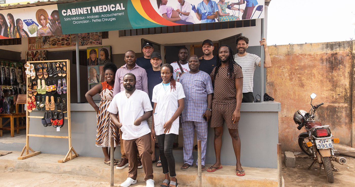 De dokterspost met op de voorgrond vertegenwoordigers van de stichting en medisch personeel