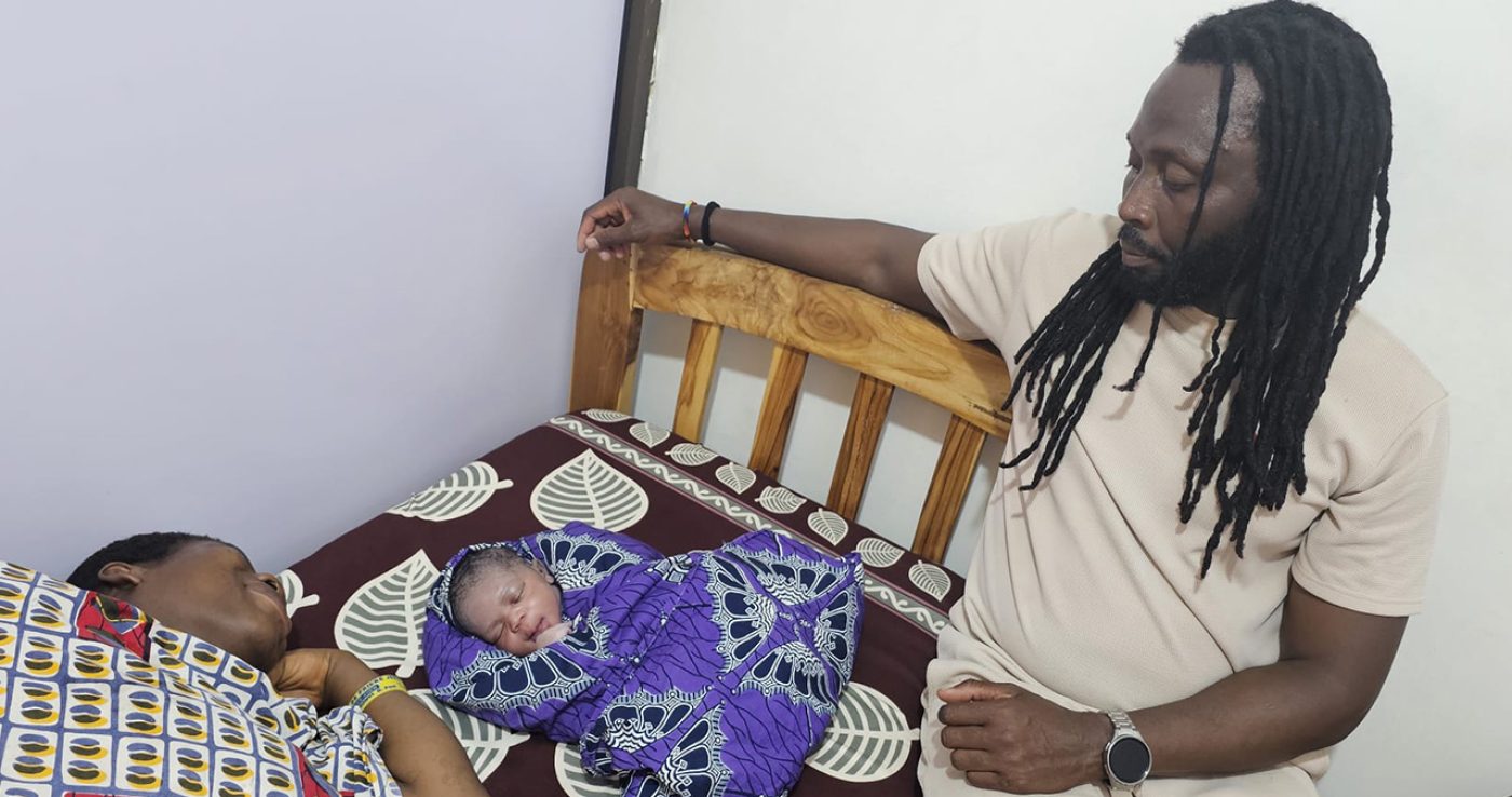 Toundé bij de moeder en de baby in het nieuwe geboortehuis