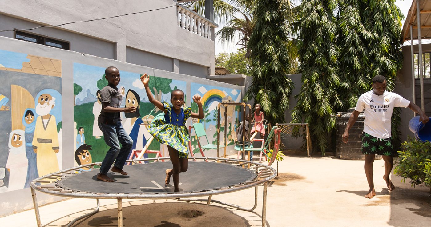 Kinderen spelen op de binnenplaats van het weeshuis