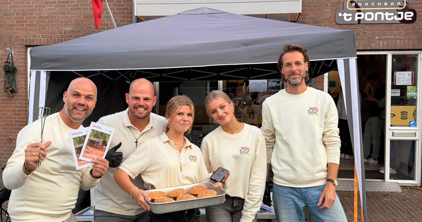 Hamburgers bakken bij snackbar 't Pontje